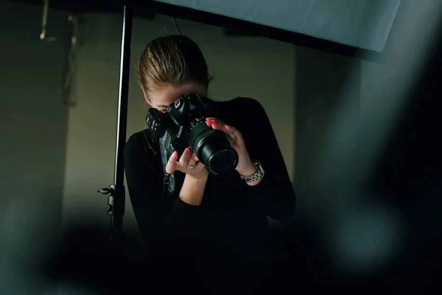 Una fotógrafa disparando en un estudio oscuro